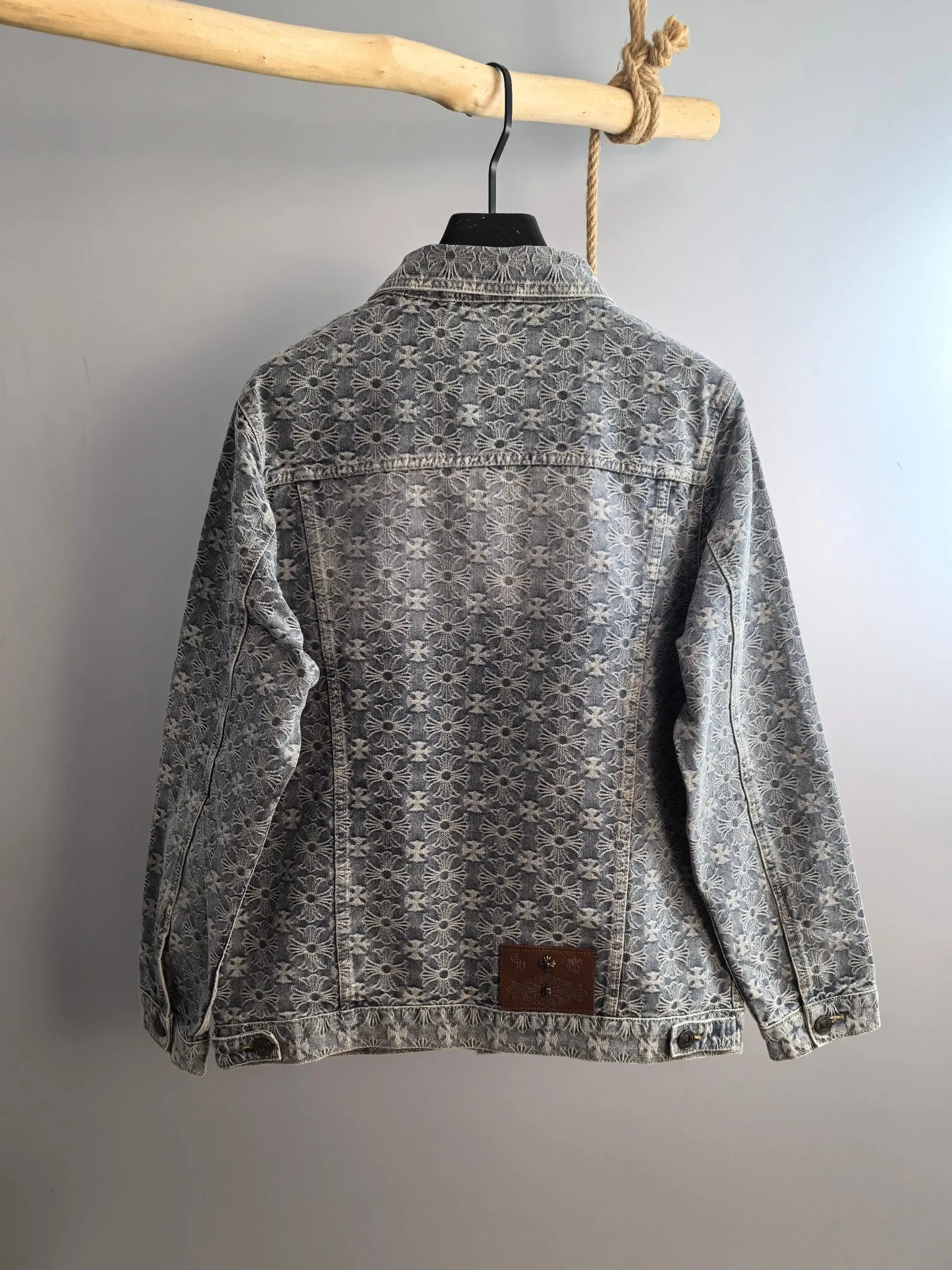 P960 Chrome Hearts Exclusively available in autumn and winter new counters, the same style denim suit can be sold separately, breathable, comfortable and casual! Full of high-end feel! The details are exquisite and high-end, and the workmanship is impeccable! The original high-end fabric is very high-end! The fabric is soft, delicate and comfortable, moisture-absorbent, quick-drying, breathable, neat and stylish. Top M-3XL, pants 29-36